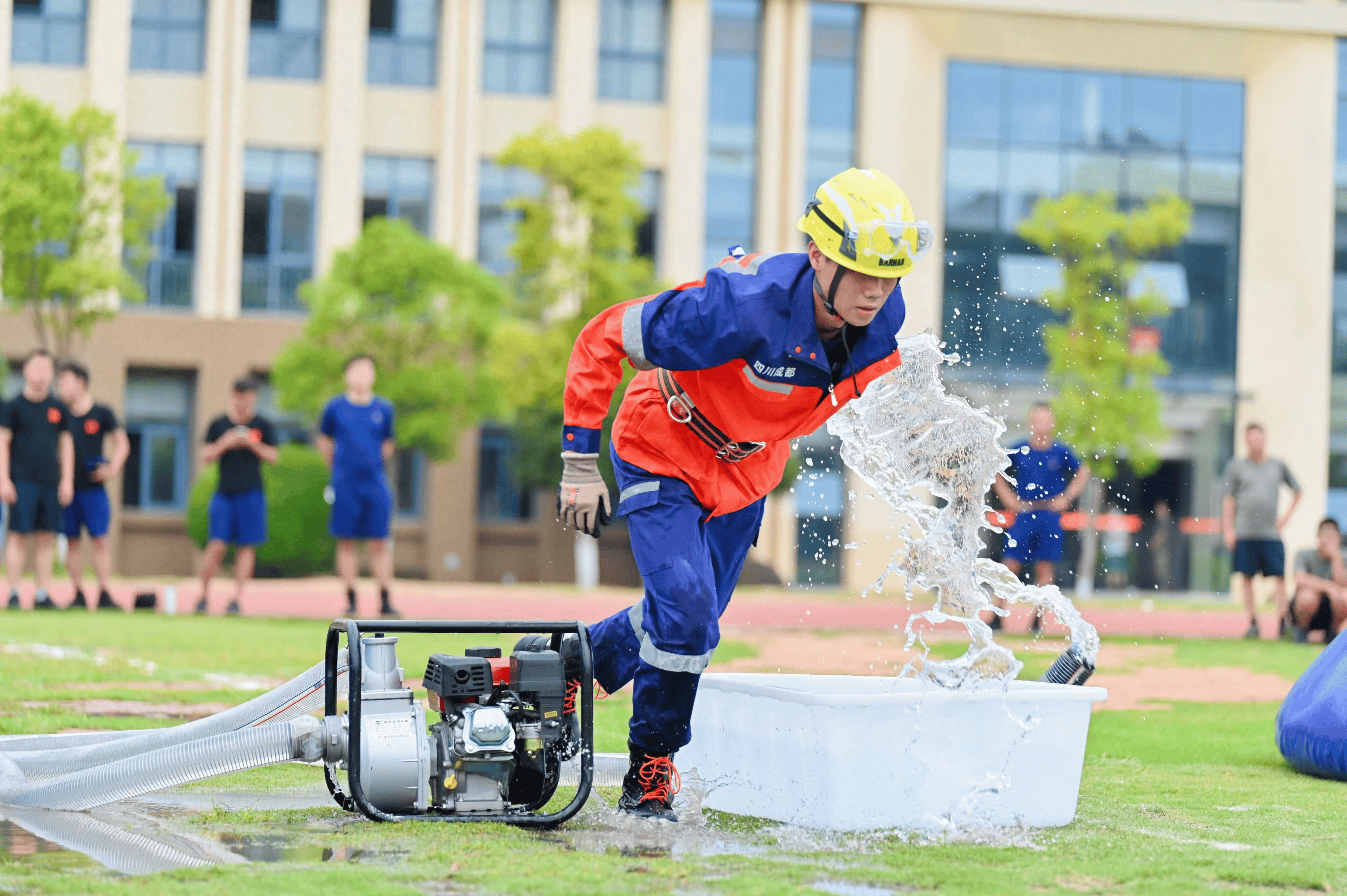 双方队伍在比赛中展开了激烈角逐 双方队伍在比赛中展开了激烈角逐