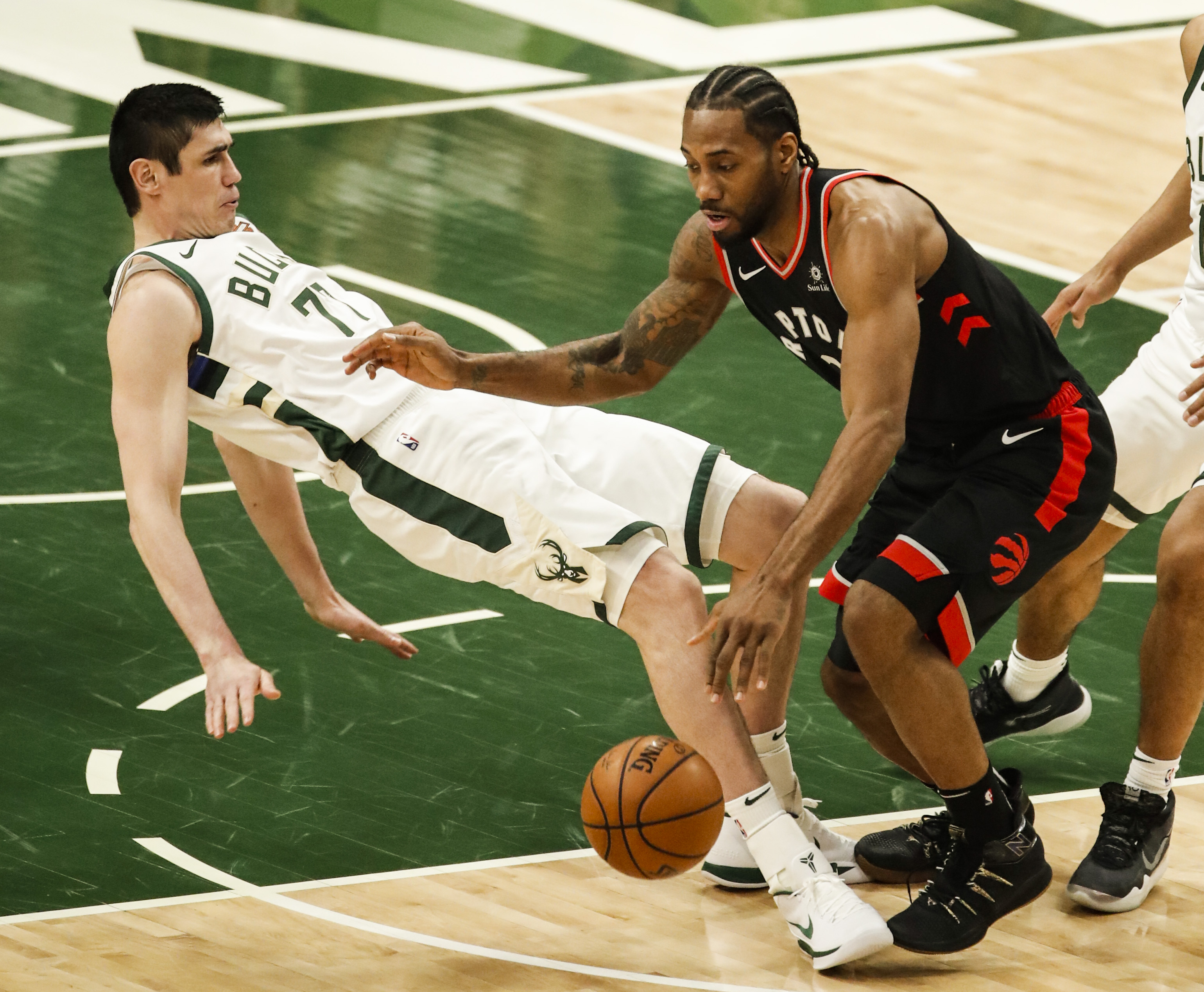 爱游戏竞技-东部半决赛:雄鹿再胜猛龙晋级总决赛