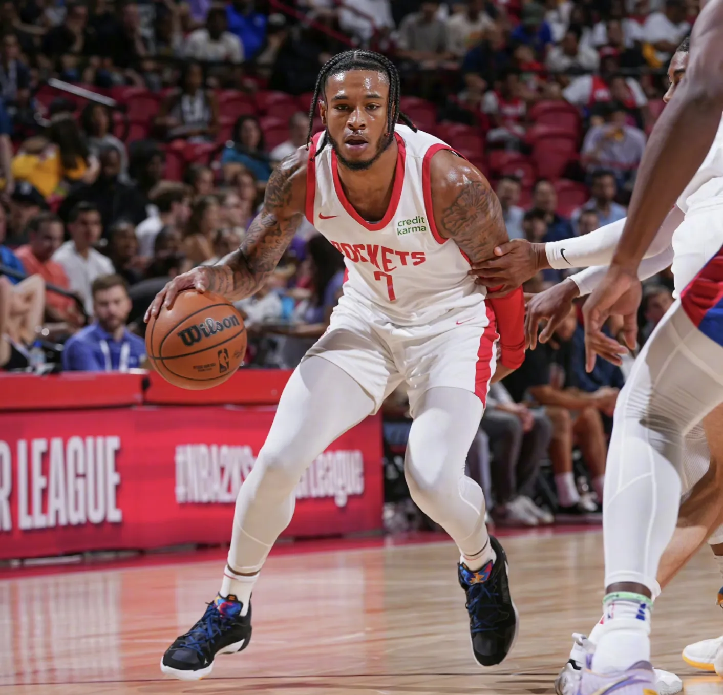 爱游戏官方-火箭队遭遇连败,保罗的未来成迷