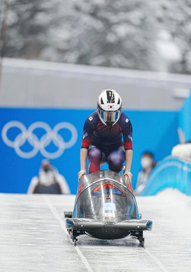 爱游戏官方-挪威选手在雪车比赛中表现抢眼