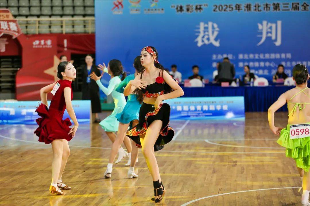 包含精彩瞬间:比赛现场掀起狂热激情演绎的词条 包含精彩瞬间:比赛现场掀起狂热激情演绎的词条