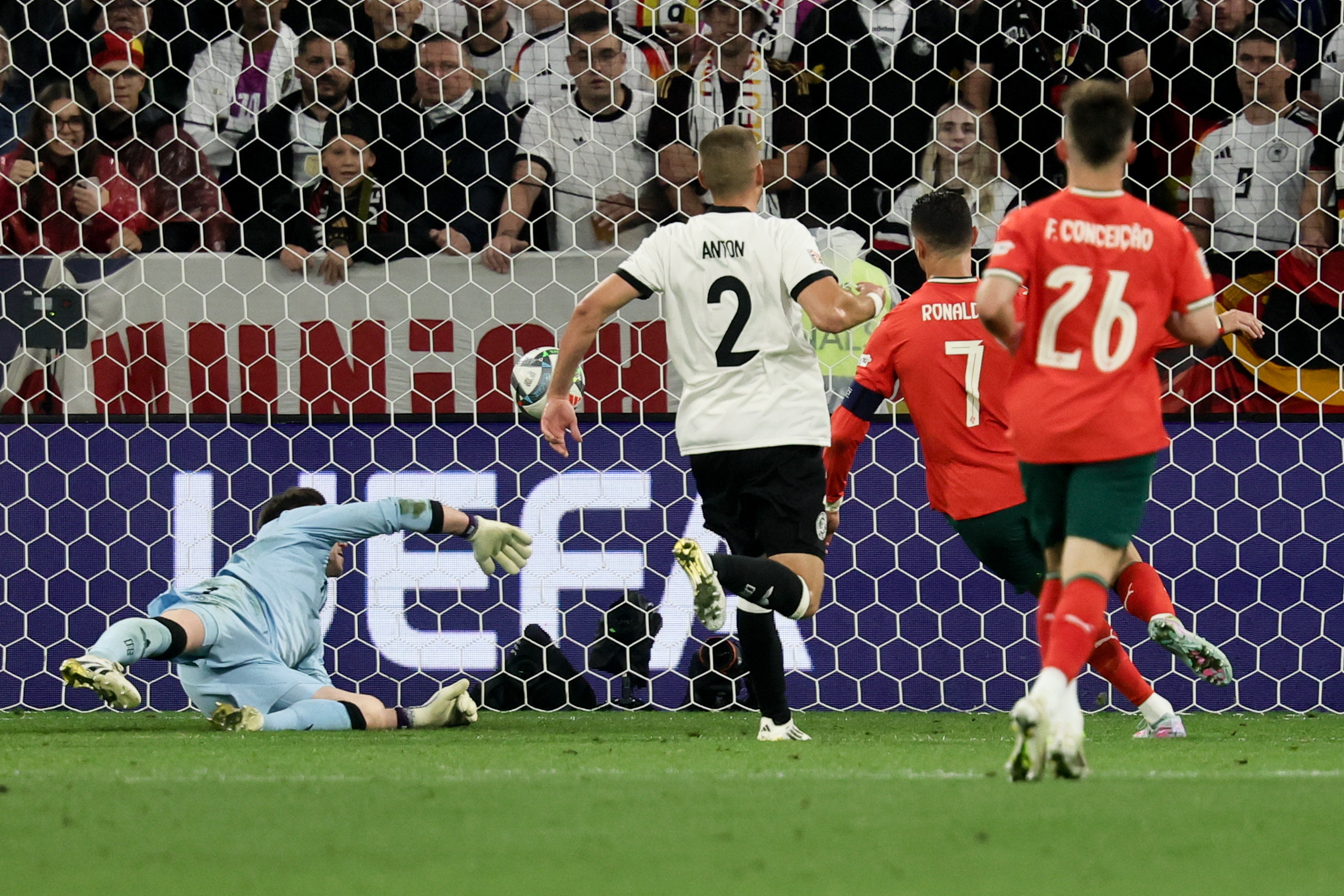 欧洲国家足球赛事将至,各国队积极备战 欧洲国家足球赛事将至,各国队积极备战