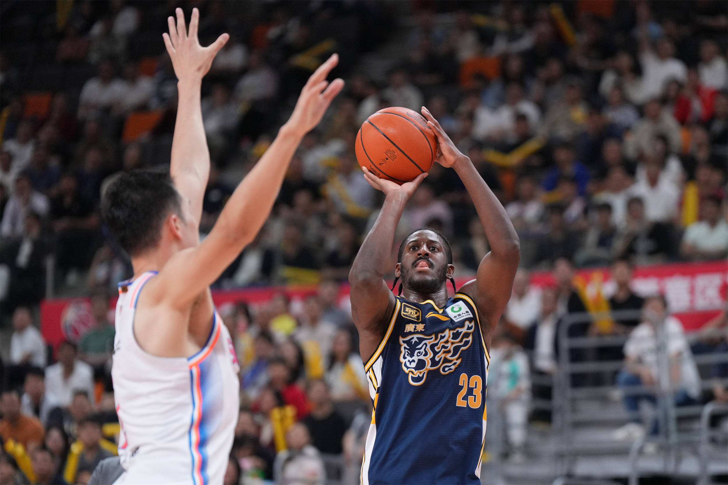 经验丰富的球队优势明显,轻松击败对手 经验丰富的球队优势明显,轻松击败对手