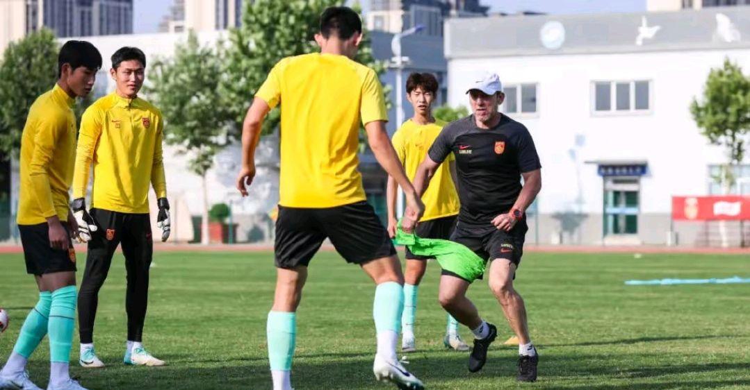 爱游戏官网-亚洲杯热身赛开战,球队备战状态强劲