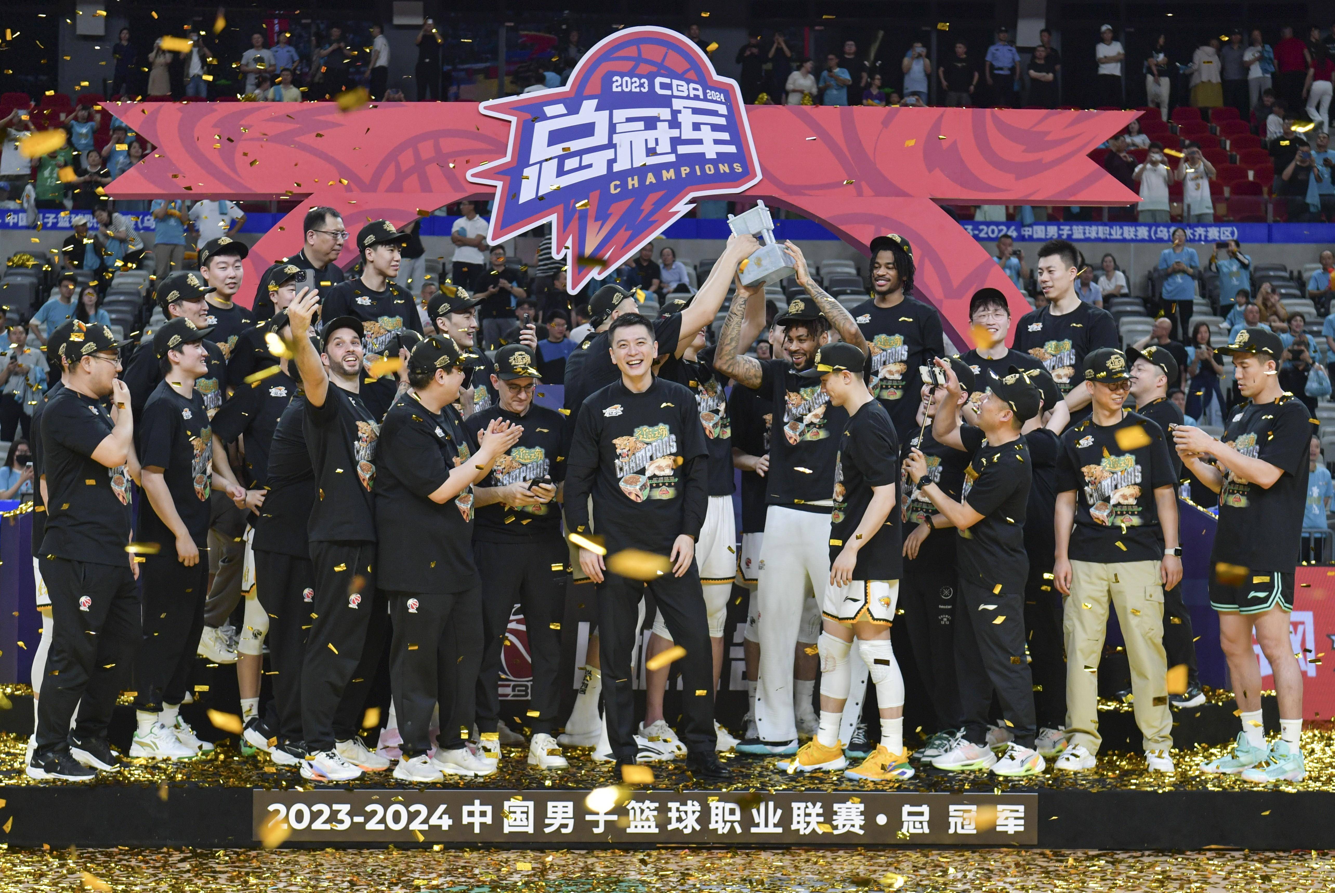 福建男篮大获全胜,成为夺冠热门 福建男篮大获全胜,成为夺冠热门