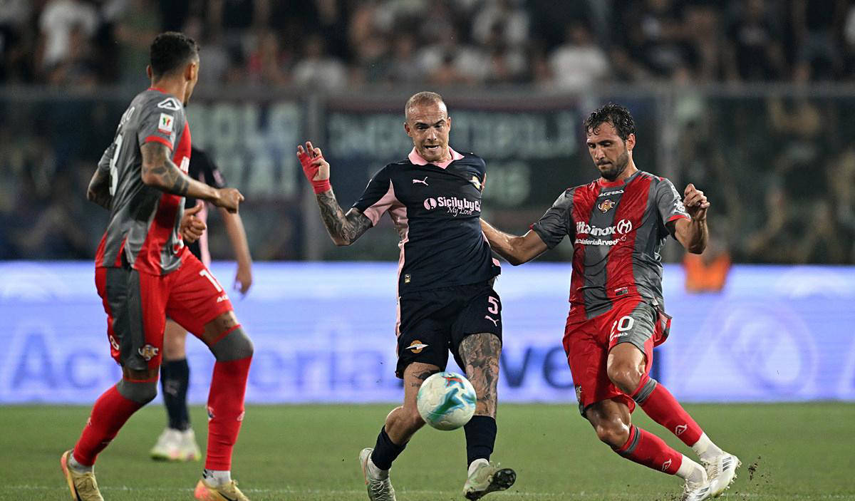 爱游戏直播-包含AC米兰后防线连续5场零封对手稳坐意甲榜首的词条