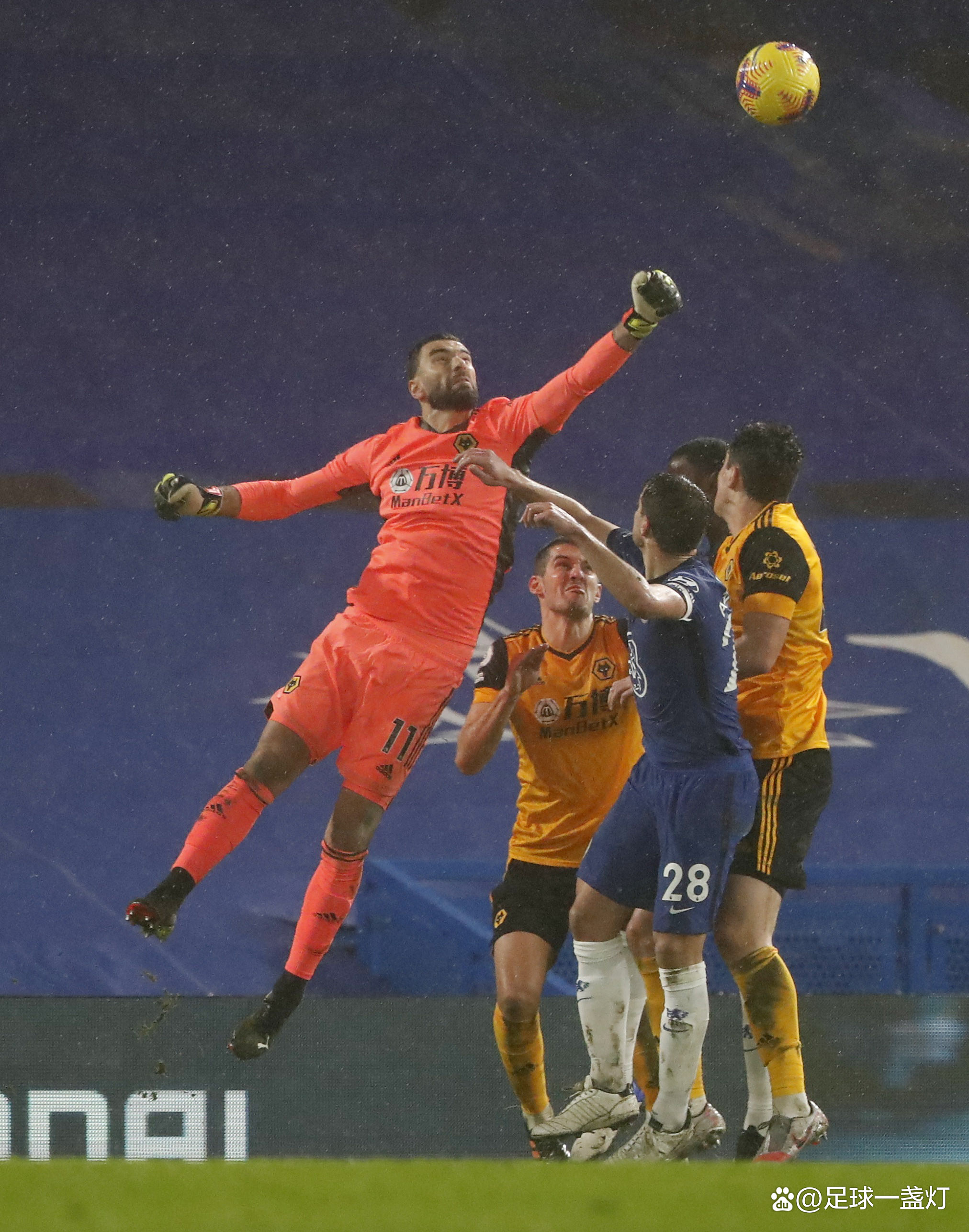 爱游戏竞技-狼队后卫遭遇重伤，或将长期缺席比赛的简单介绍