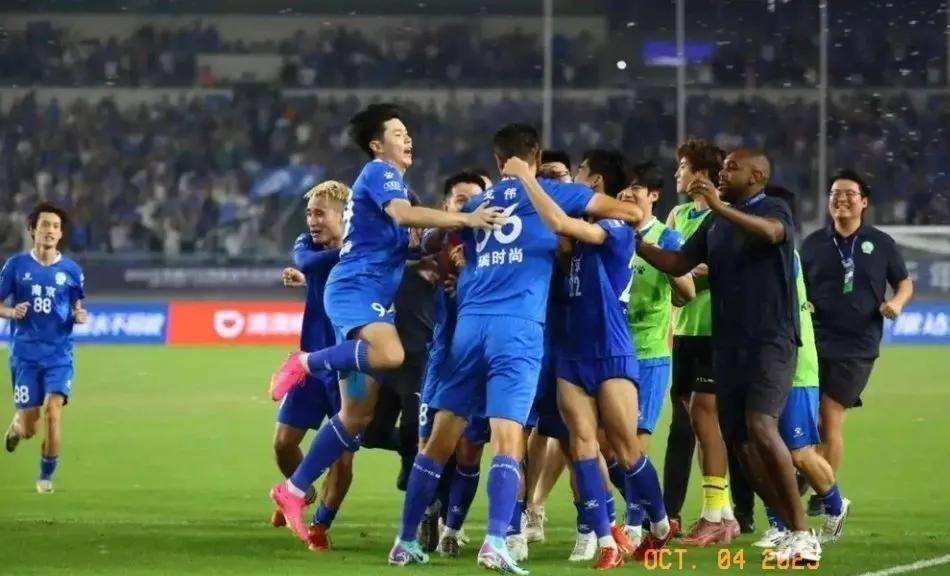 爱游戏课程-精彩绝伦的比赛，球队取得惊险胜利