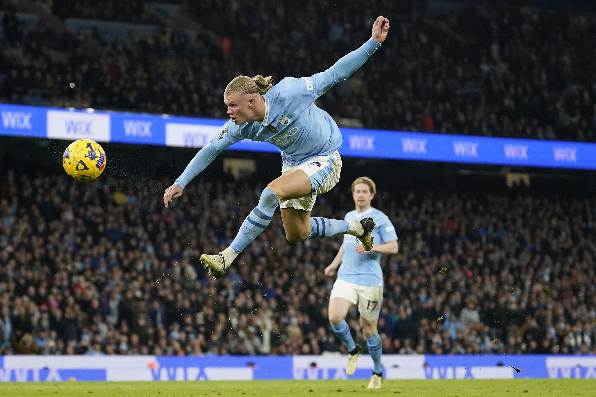 爱游戏下载-曼城主场大胜，连续取得英超积分榜第二位