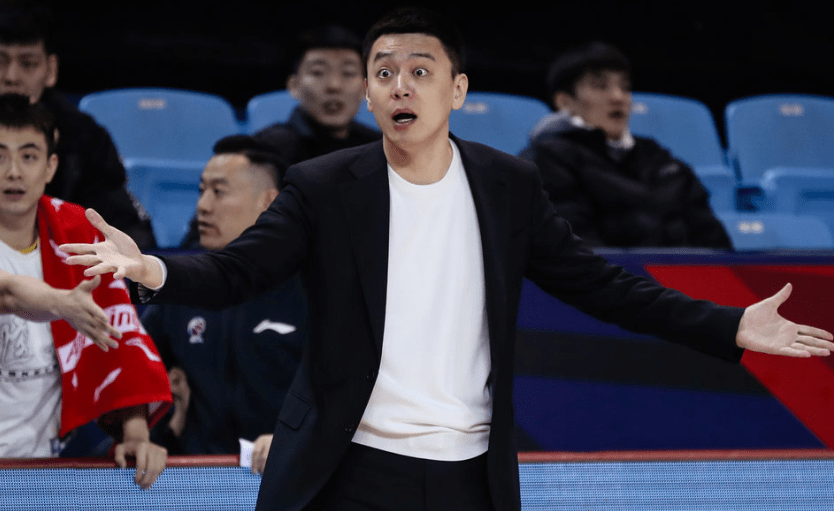 防守破绽频现，队员需紧急调整