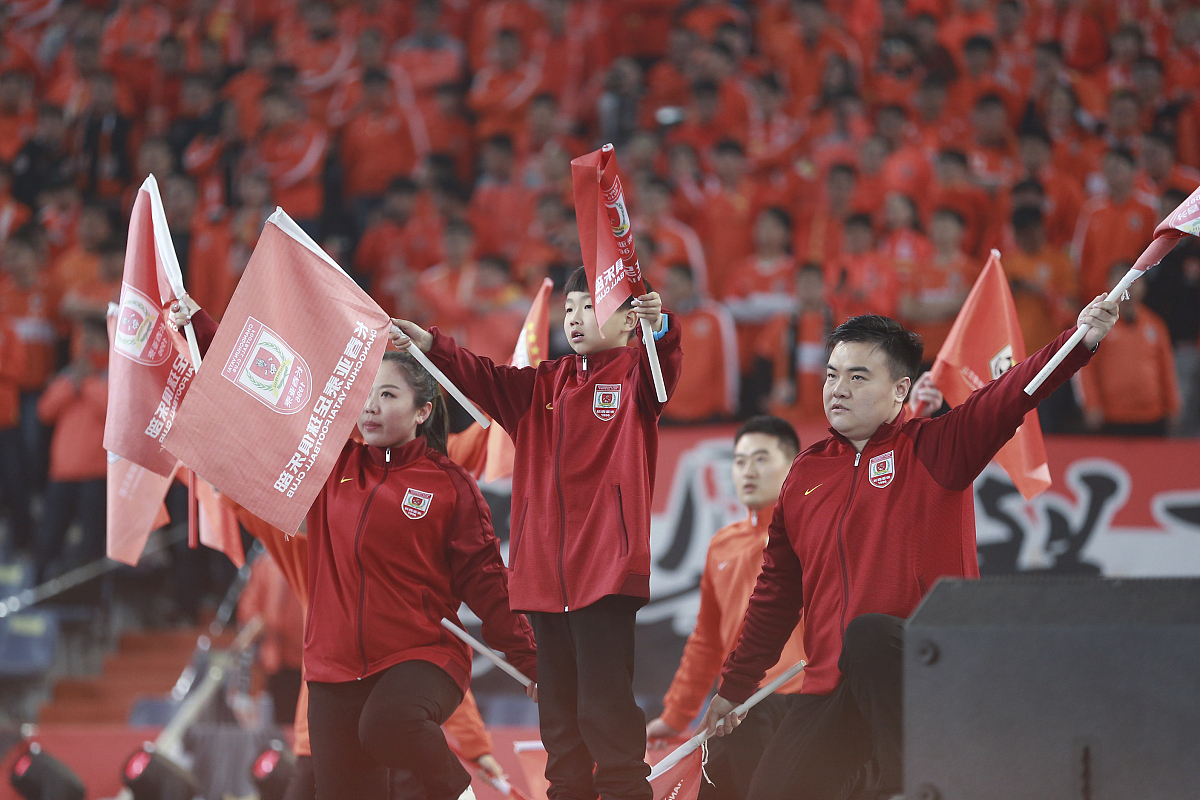 足球比赛中球员们奋力拼搏，向胜利冲刺