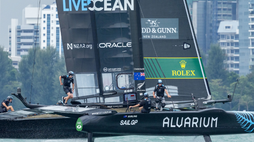 新西兰队在帆船比赛中位列前茅